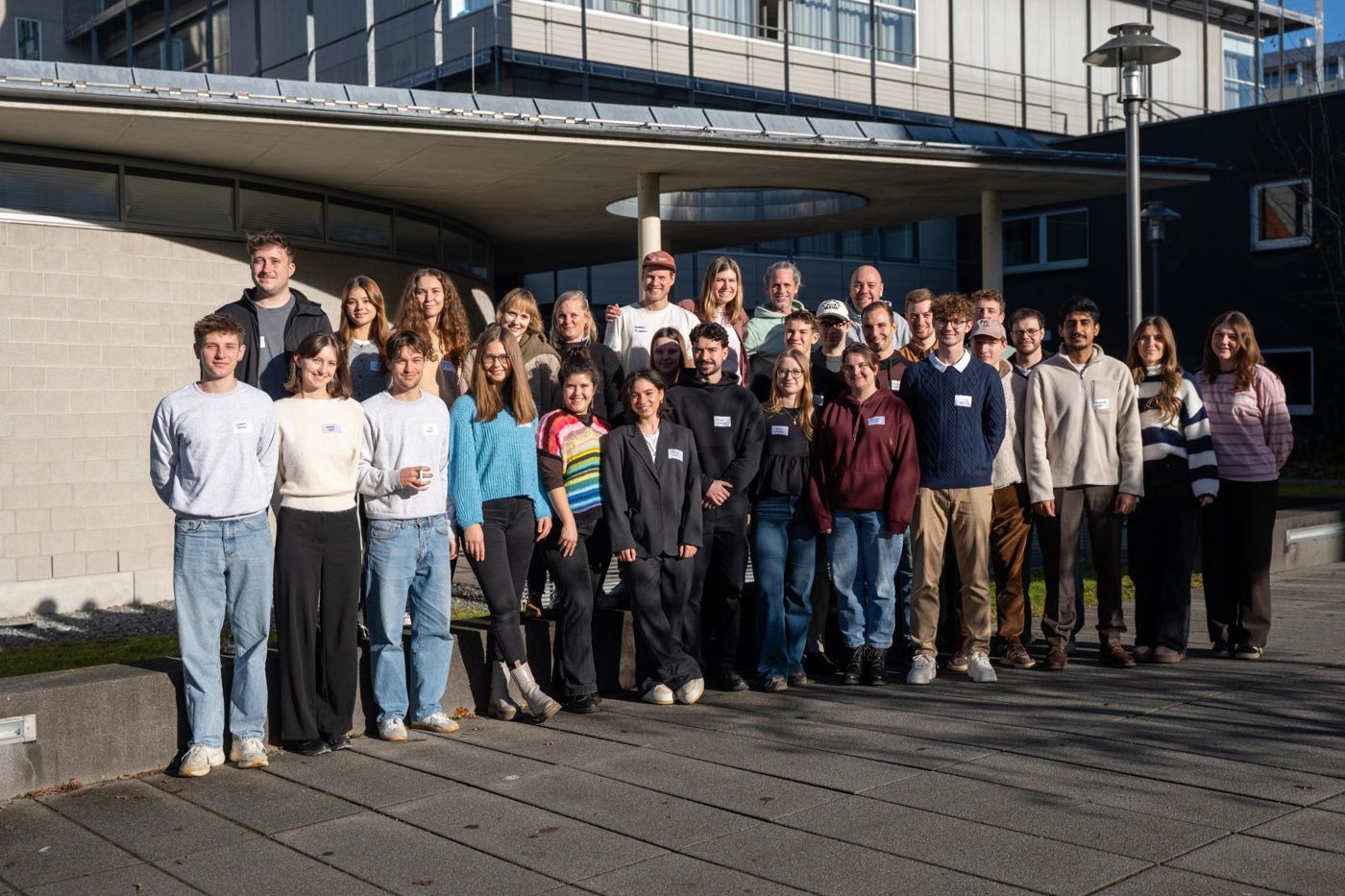 Gruppenfoto der Teilnehmenden vor der Hochschule Kempten