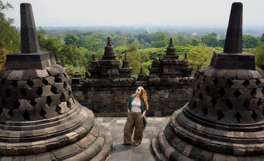 Amelie zwischen den Stupas des Borobudur-Tempels