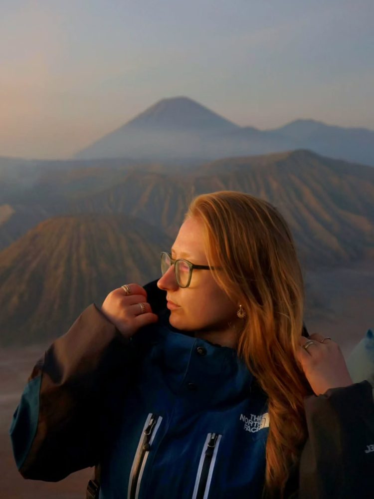 Amelie bei Sonnenaufgang vor dem Vulkan Bromo