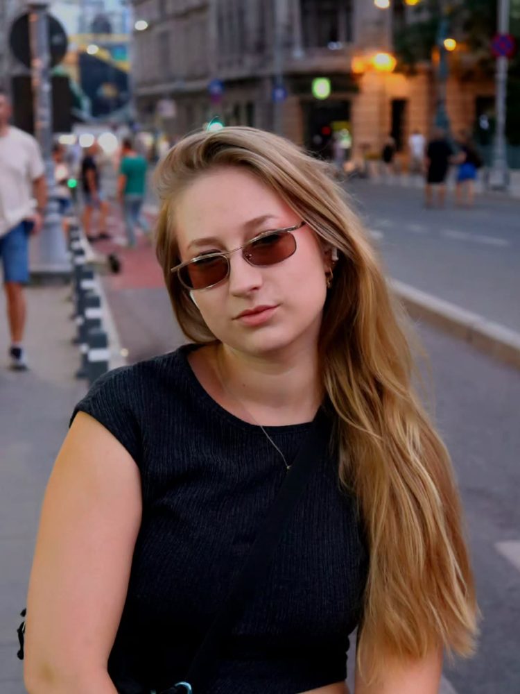 Amelie mit Sonnenbrille auf einer Straße in Bukarest