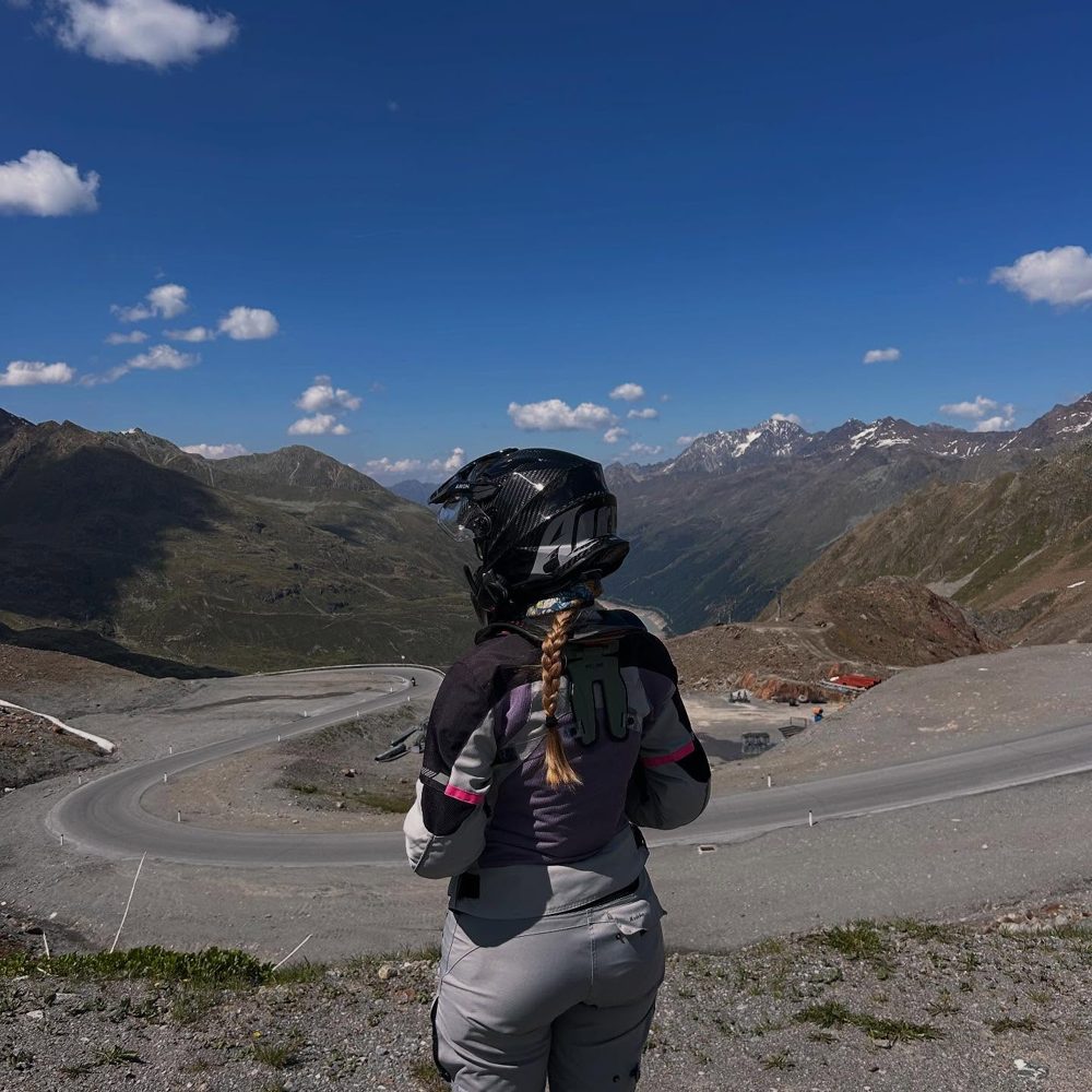 Amelie mit Motorradhelm auf einem Bergpass