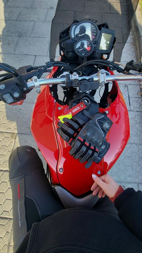 Blick vom Sattel auf Lenker, Tacho und rotem Tank eines Motorrads